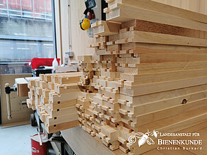 Holzbretterstapel in der Schreinerei an der Landesanstalt für Bienenkunde