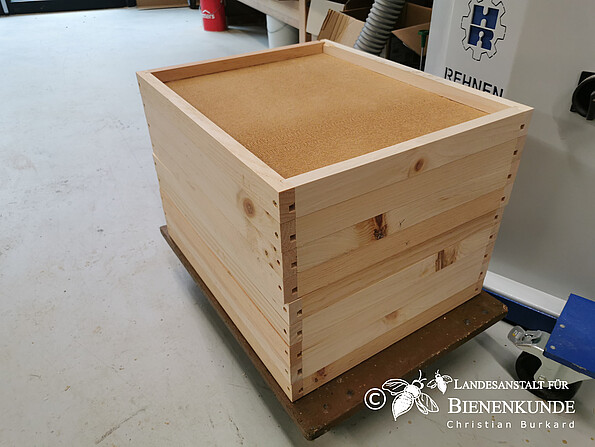 Holzzarge für Bienenvölker in der Schreinerei an der Bienenkunde