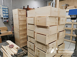 Ein Stapel mit Bienenzargen, neu gebaut in der Schreinerei an der Bienenkunde