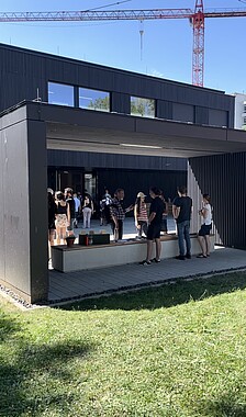 Menschen beim Tag der offenen Tür am Haupteingang der Landesanstalt für Bienenkunde am Stand der Wildbienen
